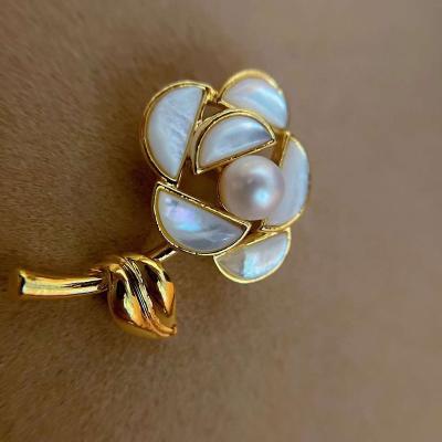 China PEARL Maker Hot Sale 14K Gold Filled White Shell Rose Brooch 7-8mm Pearl Brooch Ladies Freshwater Brooch for sale