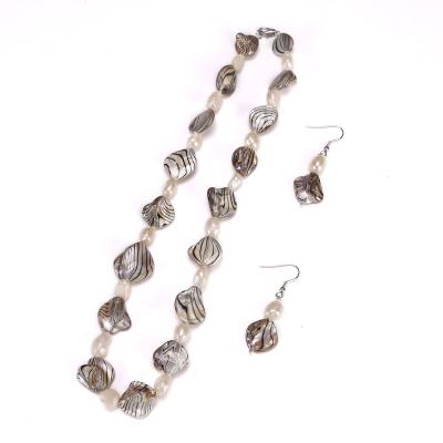 China This year's popular freshwater pearl shell necklace and colorful shell earrings are combined with holiday jewelry sets for sale