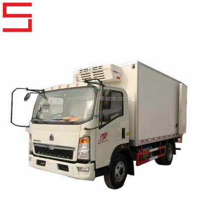 China Fiberglass Sandwich PU 4X2 Sinotruk Howo Refrigerated Cold Room Storage Van Truck for sale