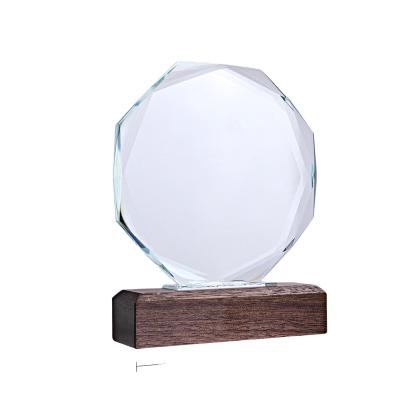 中国 Health Care Institutes Hot Sale Customized K9 Logo Elegant Transparent Octagonal Crystal Trophy Etched Glass Medal Trophy Award 販売のため