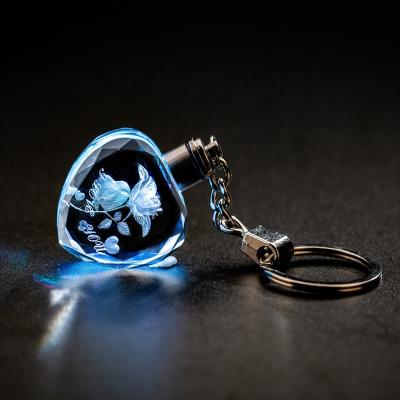 中国 HBL Hot Selling New 2021 Crystal Led Crystal Heart Keychain Glass With Multicolor Light 販売のため