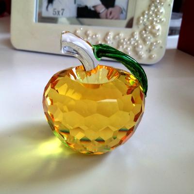 China Europe Pujiang Handmade Home Decoration White Crystal Glass Apple Paperweight Present Transparent Collectible Figurines With Gift Box zu verkaufen