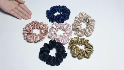 China Dubbele Kant 25mm Moerbeiboomzijde Scrunchies voor Haar Privé Embleem Te koop