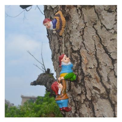 China Europe AMZ05 Independent Yard Home Station Miniature Dwarf Spirit Climbing Garden Decor Creative Resin Opens Ornaments for sale