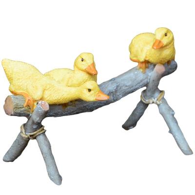 China Europe Z13281A Hot Sale Wholesale Cute Outdoor Indoor Garden Decoration Cute Statue Resin Duck Animal Figurines With Fence for sale