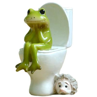 China Z13348A Europe Home Office Decor Daily Collectible Gift Creative Frog Sitting on Toilet Figurine Miniature Ornament for sale