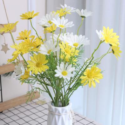 China High Simulation Daisy 5 Heads Wedding Decoration Flower Photography Props Simulation Chamomile Wholesale for sale