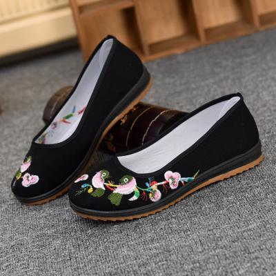 China Women Slip-on Shoes Old Chinese Style Flats Casual Shoes Soft Unique Flowers Embroidered Cloth Walking Shoes for sale