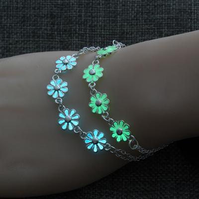 China NB190 Custom Environmental Friendly Glow In The Dark Accessories Chains Luminous Chic Daisy Flower Charm Bracelet For Women Bracelets Women Jewelry for sale