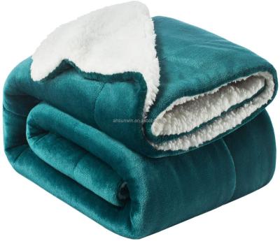 China Hot Selling Folded 100% Polyester Winter Flannel Blanket for sale