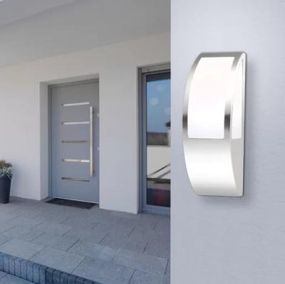 China Polycarbonate landscape ip44 stainless steel surface mounted semi curved moon e27 outdoor bulkhead wall lamp for sale