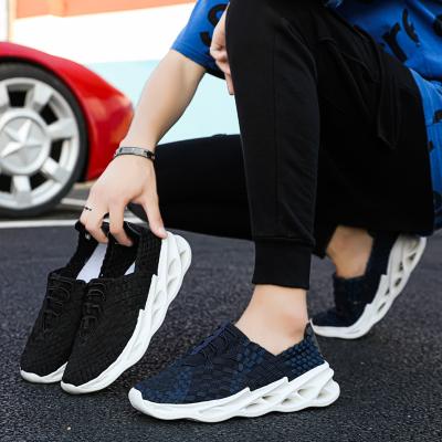 China Fashion Trend Men Casual Shoes Loafers Laceless Polka Dots Shoes Men Flat Casual Lazy Version Sneakers Breathable Weave Teams Workout Shoes for sale