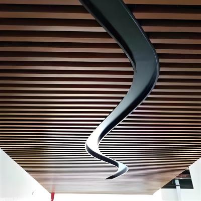 Cina soffitto a sfondo in alluminio a forma di U tubo quadrato lineare modello di legno pannelli di soffitto a caduta metallica in vendita