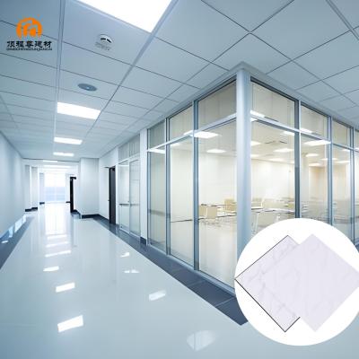 China Tejas de techo de metal de aluminio falso insonorizadas y duraderas para la decoración interior del hospital en venta