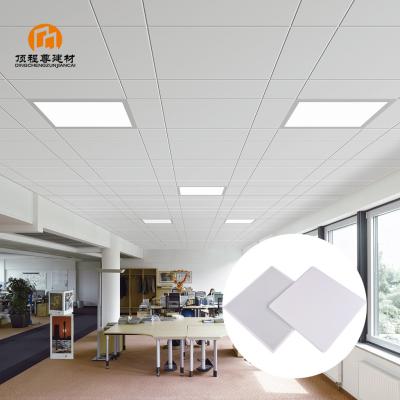 China Tejas de aluminio de 60 x 60 de plástico duradero Tejas acústicas de techo para decoración Techos metálicos para la escuela en venta