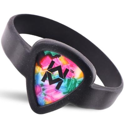 China China Hot Selling Fashionable Silicone Strap Belt Pulling Function Performance Portable New Design Custom Painted Guitar Pick Case for sale