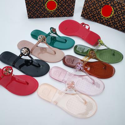 China Lightweight Luxury Ladies Slippers Freeze Flat Metal Buckle Flip Flop For Beach Sandals For Women for sale