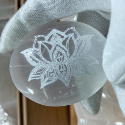 China China wholesale natural selenite palm with carve patterns and high quality natural nitrite palm crystal craft for deco for sale