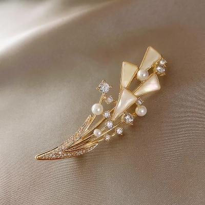 China Europe and America Rhinestone Ear Brooch Pin For Women Gemstone Plated Wheat Color Pearl Clothing Accessories Brooch for sale