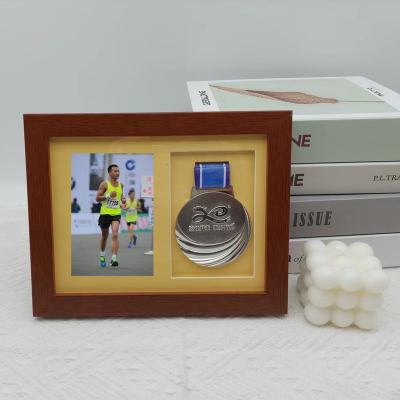 China Simple custom medallion medallion badge wholesales marathon medallion cion display view view shadow box solid wood photo frame for sale