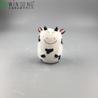 China Sustainable Factory Direct Ceramic Salt&pepper Set Kitchware Set For Restaurant Cute Cow Animal Shape for sale