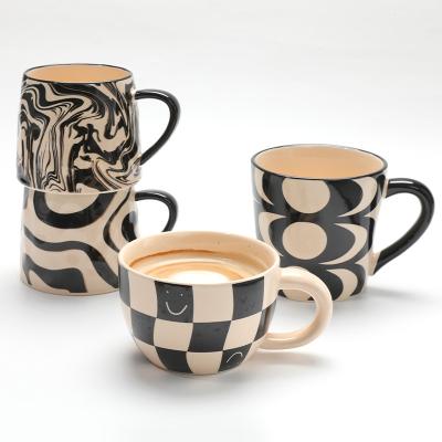 China Supplier 330ML Viable Customizable Black Beige Nordic Coffee Mugs Porcelain Enamel Checkerboard Ceramic Mugs for sale