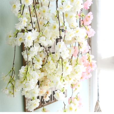 China Centerpiece Eco-friendly Oriental Silk Cherry Blossom Tree Wedding Decor Sakura Table Artificial Flower Vine Hotel Room Decoration for sale