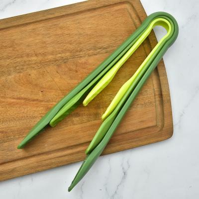 China Viable Anti-scald Plastic Green Long Handle Bread Tongs Kitchen Instruments Food Tongs Friendly Kitchen Accessories for sale