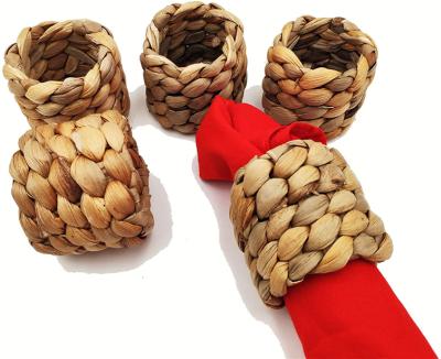 China Stocked Rings Simple Natural Straw Grass Gold Handmade Napkin Ring Woven Table Woven Dinner Holder Cheap Bulk Rattan Wedding Napkin Ring for sale