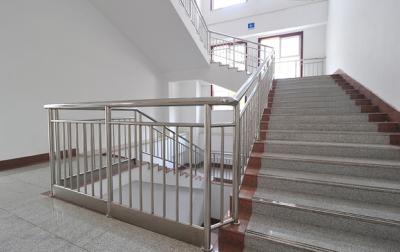 Chine Balustrades balayées d'intérieur d'acier inoxydable pour des escaliers, rampes d'acier inoxydable à vendre