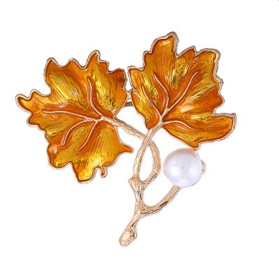 China Fashionable Custom Made Stainless Steel Gold Color Women Jewelry, Yellow Maple, Fine Pearl Brooch Pin for sale