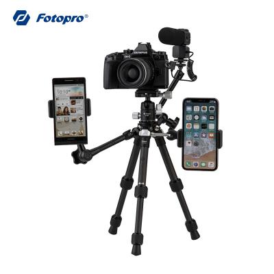 China Multifunctional PORTABLE Anchor Tripod Tripod is used for Live Broadcast Of Internet Celebrity Anchors for sale