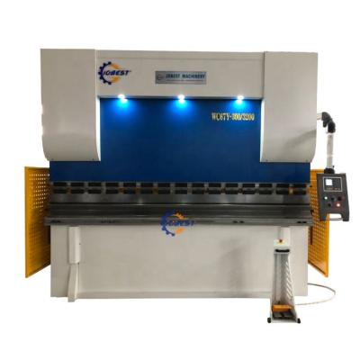 China Ball screw with high presicion P40 E300 cnc press brake machine and 6m 300 ton hydraulic cnc power press brake for sale