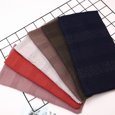 China Hijab 2022 Newest Yiwu Cotton News Plaid Grid Hole Drilling Monochrome Hemp Wholesale Hot Selling Women's Hijab for sale