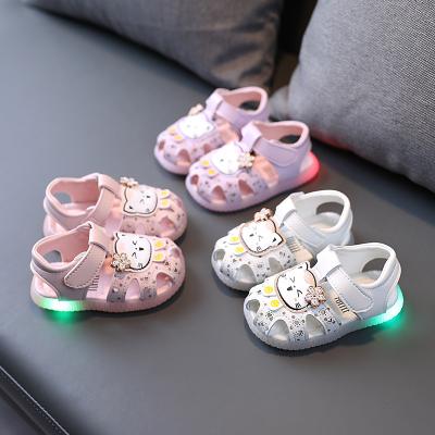 China Cute Breathable Cartoon Print Fashionable Children Beach Shoes With Light Summer Children Girls Beach Flat Sandals for sale