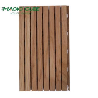 China Modelo de diseño contemporáneo Paneles acústicos con ranuras de madera con material de base MDF normal en venta