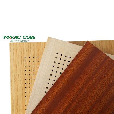 China Panel de madera acústica perforada interior personalizada para decoración de paredes en lugares deportivos en venta