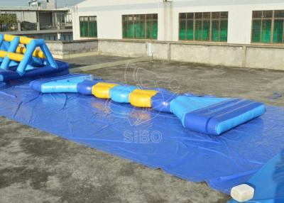 China Dauerhaftes langes springendes aufblasbares Wasser-Park-Spiel großes 0.9mm starkes PVC zu verkaufen