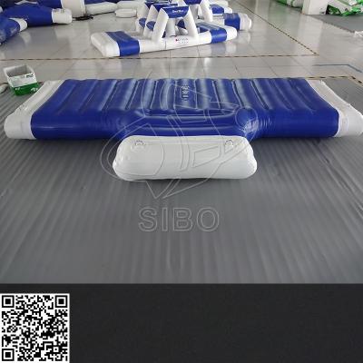 China Het blauwe Witte van het Waterparken van Pvc Opblaasbare Spel T - Mat voor de Pret van de Waterspeelplaats Te koop