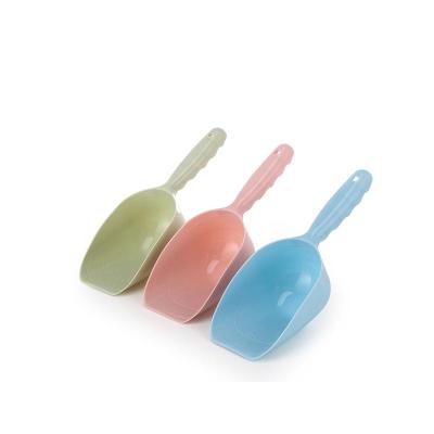 China Factory Wholesale Automatic Dog Cat Pet Plastic Food Scoop with Long Comfortable Handle for sale