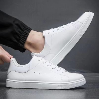 China New Fashion Trend Fitness Walking Shoes Black White Resistant Non-slip Casual Shoes Men's Models for sale