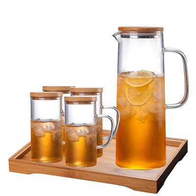 China Round high heat resistant borosilicate glass water jug ​​with lid, glass water jug ​​for water preparation. for sale