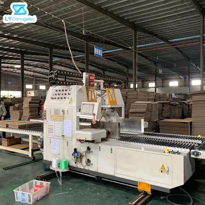 China Horizontale Karton-Verpackungsmaschine, 1600mm gewölbte Kasten-Umreifungsmaschine zu verkaufen