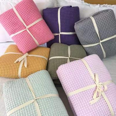 China Nondisposable 100% Cotton Thermal Blanket Breathable Blanket Cellular Weave Waffle Blanket for sale