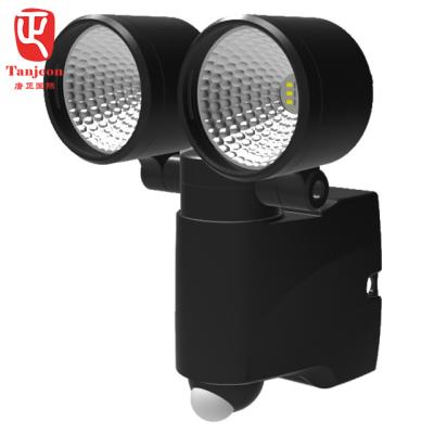 China LED Dry Battery Power PIR Sensor Light K420 2*4W IP44 Outdoor Security Lighting for sale