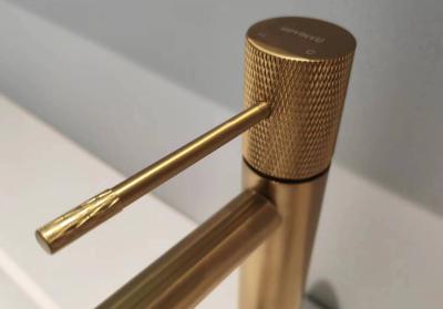 China Baño mezclador de bronce grifo de la cuenca del grifo mezclador con tratamiento de superficie resistente a la oxidación en venta