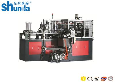 Chine Le PLC de Mistubishi a commandé la douille jetable de tasse de papier faisant la machine avec 100-120 PCS/MIN à vendre