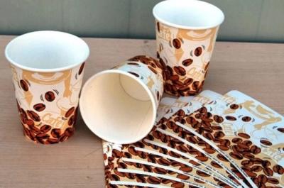 Cina Strato del fan della tazza di carta del commestibile con 135-450GSM per le bevande calde o fredde in vendita