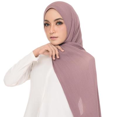 China Factory Price Malaysia Elegant Hot Selling Plain Bubble Muslim Hijab Chiffon Pleated Shawl Wrinkle Islamic Headwrap Scarves for sale