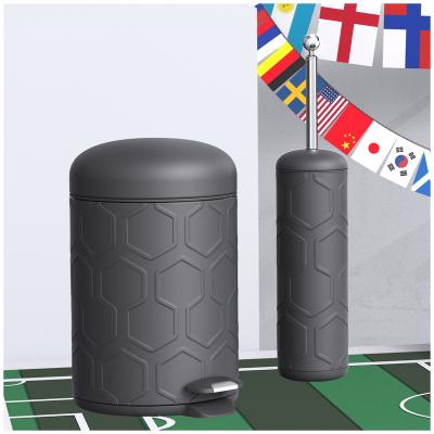 China Apoyo a la selección de vacaciones Cubo de basura de baño de acero inoxidable con mini pedal y cepillo de inodoro Serie de fútbol en venta